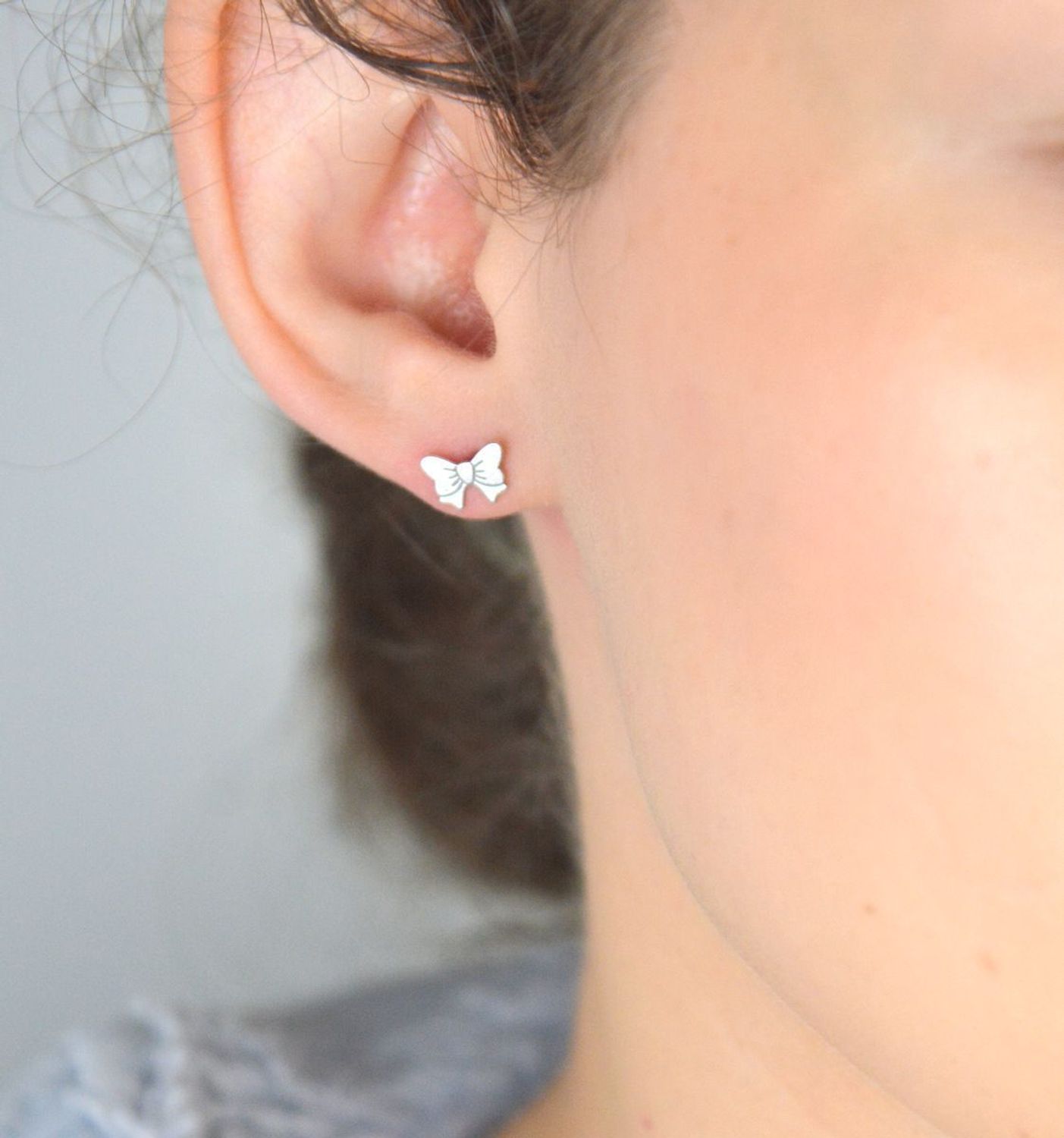 Kolczyki srebrne kokardki próba 925, OR RM93 018 Kolczyki srebrne w kształcie kokardek (model OR RM93 018) to elegancki i subtelny dodatek, który doskonale podkreśli każdą stylizację.1.jpg